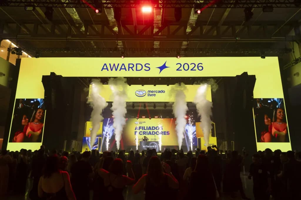 Plateia em frente ao palco "Afiliados e Criadores Awards 2026" com fumaça e luzes